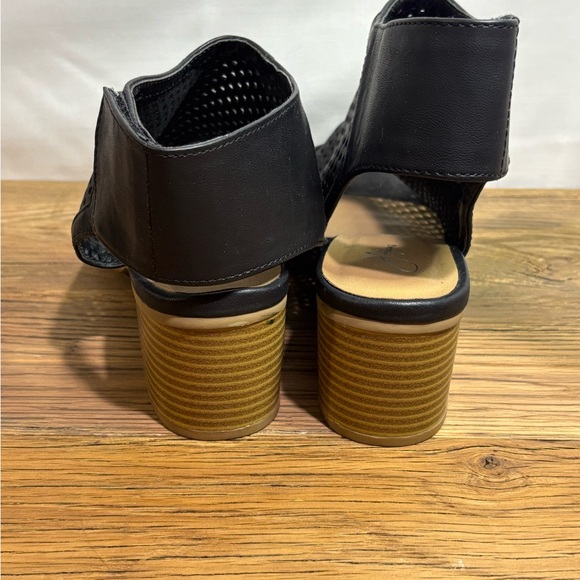 J Adam’s Elegant Black Women's Peep-Toe Heels Size 9 - Picture 4 of 4